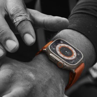 Apple Watch Ultra GPS + Cellular - Cassa in Titanio con Cinturino Nero/Grigio Trail - M/L 49mm Italia